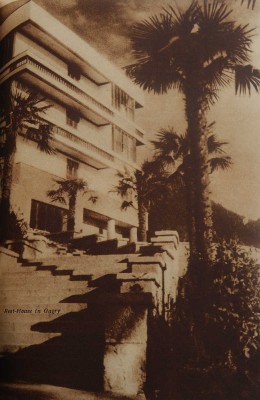 [Осматривая СССР]. Seeing the USSR. / Intourist. M.: Introurist, Vneshtorgisdat, [193?].